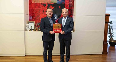 Kepez'in sembolik altın anahtarı CHP Genel Başkanı Özel'e teslim