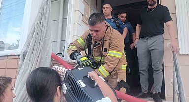 Keşan'da apartman dairesinde yangın: İtfaiye eri yaralandı, ev sahibi fenalaştı