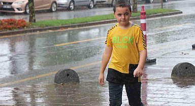 Kimi şemsiyeyle kimi eşyasıyla yağmurdan korunmaya çalıştı