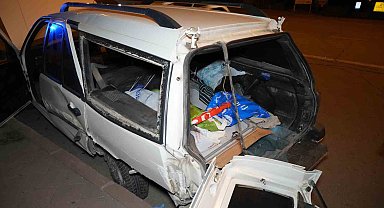 Kırıkkale'de orta refüje çarpan otomobil hurdaya döndü: 2 yaralı