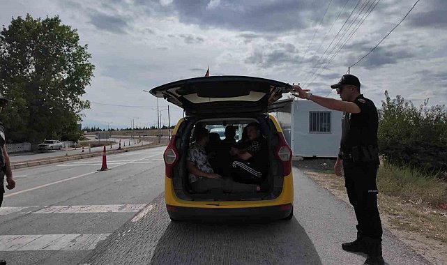 Kırklareli'nde durdurulan ticari takside 6 kaçak göçmen yakalandı