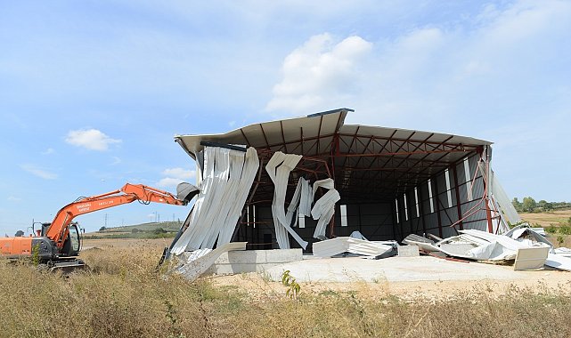Kırsal mahallelerdeki 3 kaçak yapı yıkıldı