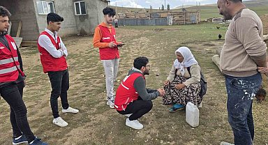 Kızılay gönüllüleri Diyadin'de ihtiyaç sahibi ailelerin umudu oluyor
