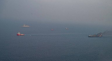 Kızıldeniz'de vurulan petrol tankeri 28 gün sonra güvenli bölgeye çekildi