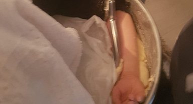 Kolunu hamur makinesine kaptırdı