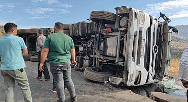 Kömür yüklü tır devrildi: Siirt-Şırnak karayolu trafiğe kapandı