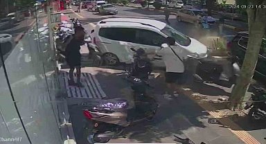 Kontrolden çıkan araç kaldırıma daldı, ölümden saniyelerle kurtuldular