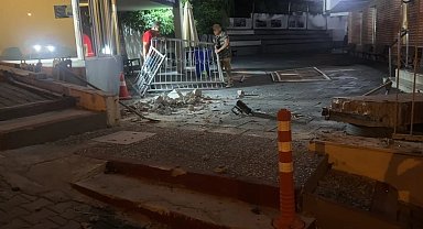 Kontrolden çıkan araç okul kapısını kırıp içeri girdi: 3 yaralı