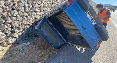 Kontrolden çıkan kamyonet takla attı 1 yaralı