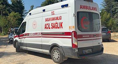 Kontrolden çıkan motosiklet 2 araca çarparak durabildi: 2 yaralı