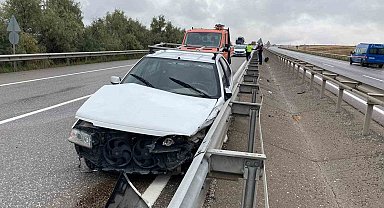 Kontrolden çıkan otomobil bariyerlere çarptı: 3 yaralı