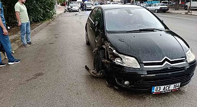 Kontrolden çıkan otomobil, park halindeki 2 otomobile çarptı