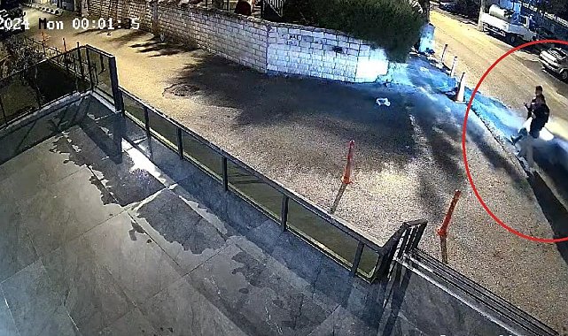 Kontrolden çıkan otomobil yolda yürüyen yayaları teğet geçti: O anlar kamerada