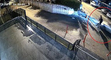 Kontrolden çıkan otomobil yolda yürüyen yayaları teğet geçti: O anlar kamerada