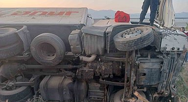 Kontrolden çıkan tır şarampole devrildi: 1 yaralı