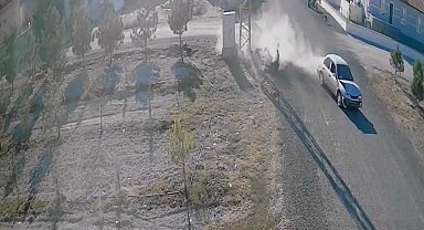 Konya'da otomobilin elektrikli motosikletle çarpıştığı kaza kamerada: 2 yaralı