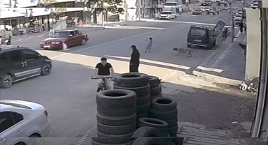 Köpeğin kovaladığı çocuk aracın altında ezilmekten son anda kurtuldu