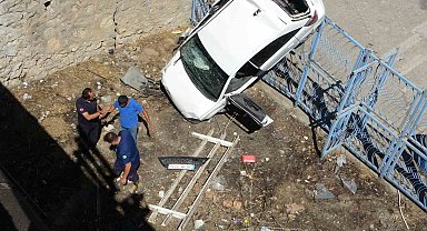Köprüden uçan araç dik şekilde asılı kaldı