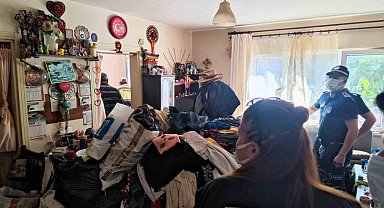 Kötü koku ihbarına gittikleri evden 3 kamyon çöp çıkardılar