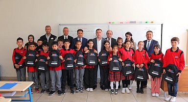 Köy okullarındaki öğrencilere çanta dağıtıldı