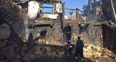 Köyde çıkan yangında 4 ev yanarak kullanılamaz hale geldi