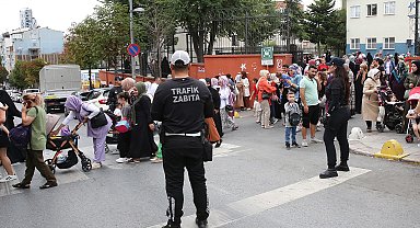Küçükçekmece zabıtasından okul önlerinde denetim
