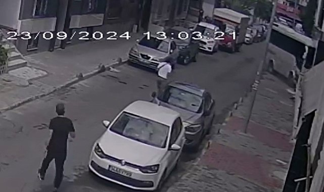 Küçükçekmece'de servis minibüsü binaya çarptı