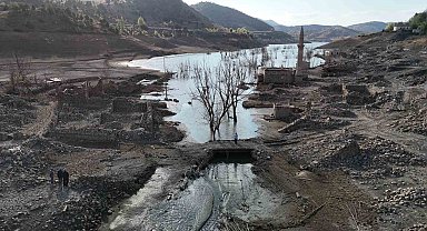 Kuraklık 14 yıl sonra asırlık köyü ortaya çıkarttı