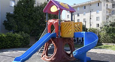 Kuşadası'nda çocuk parkındaki oyun grubuna zarar verildi
