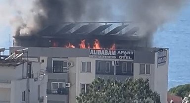 Kuşadası'nda otelin çatı katında yangın paniği
