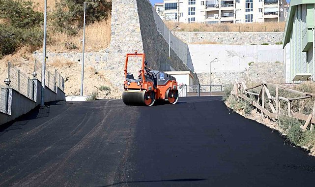 Kuşadası'nda yol yenileme çalışmaları sürüyor