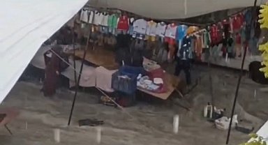 Kütahya'da aniden bastıran dolu ve yağmur, pazarcı esnafına zor anlar yaşattı