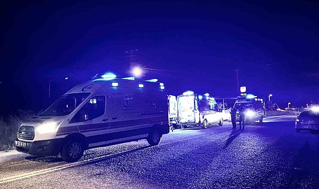 Kütahya'da işçi servisi ile otomobil çarpıştı: 10 yaralı