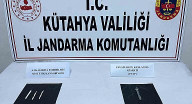 Kütahya'da uyuşturucu ele geçirilen araçtaki 3 kişiden 2'si tutuklandı