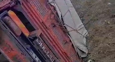 Lastiği patlayan kamyonet devrildi: 3 kişi yaralandı