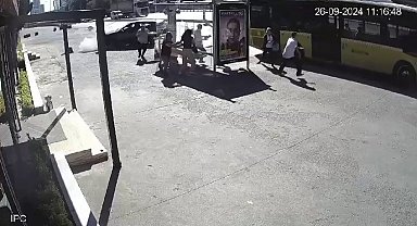 Lastiği patlayan otomobil kaldırımdaki yayaya çarpıp durağa daldı: O anlar kamerada