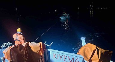 Makine arızası yapan 9 metrelik tekneyi KIYEM ekipleri kurtardı