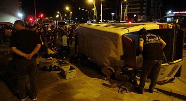Malatya'da otomobil ile çarpışan işçi servisi devrildi: 1 ölü, 13 yaralı