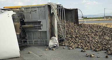 Malatya'da pancar yüklü kamyon devrildi: 2 yaralı