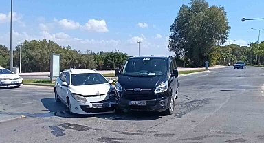 Manavgat'ta tur minibüsü ile otomobil çarpıştı, şans eseri yaralanan olmadı