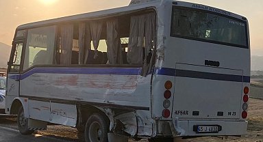 Manisa'da işçi servisiyle kamyonet çarpıştı: 1 ölü, 5 yaralı