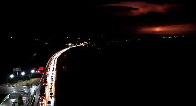 Manisa'yı sel vurdu, İzmir-İstanbul karayolunda trafik durma noktasına geldi