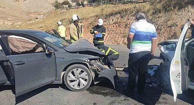 Mardin'de iki otomobil çarpıştı: 2 yaralı