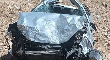 Mardin'de kontrolden çıkan otomobil uçurumdan yuvarlandı