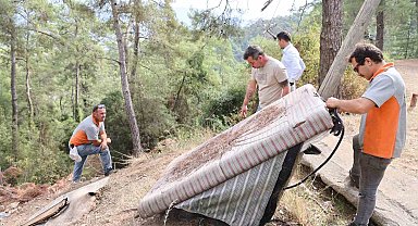 Marmaris Belediyesi'nden karayolu kenarında temizlik çalışması