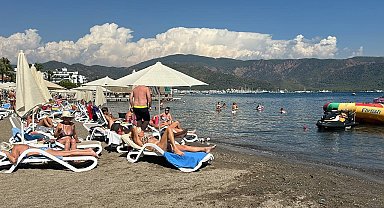 Marmaris'te denizin keyfini turistler çıkarıyor