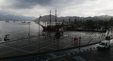 Marmaris'te sağnak yağış etkili oldu