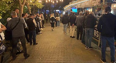 Mekanlarda oturacak yer bulamayanlar dev derbiyi kapıların dışından seyretti