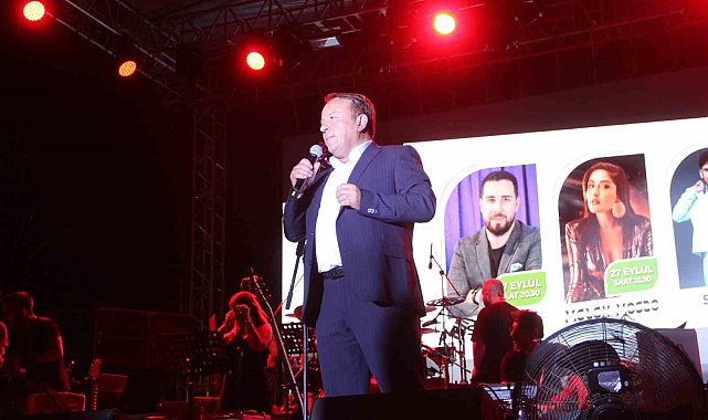 Melek Mosso, Mustafa Taş ve İhsan Eş, Mut'ta hayranlarıyla buluştu