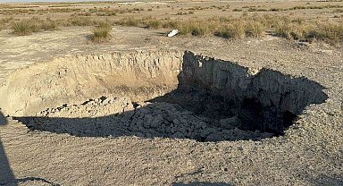 Merada oluşan 4 metre genişliğindeki obruk bölge sakinlerini endişelendirdi
